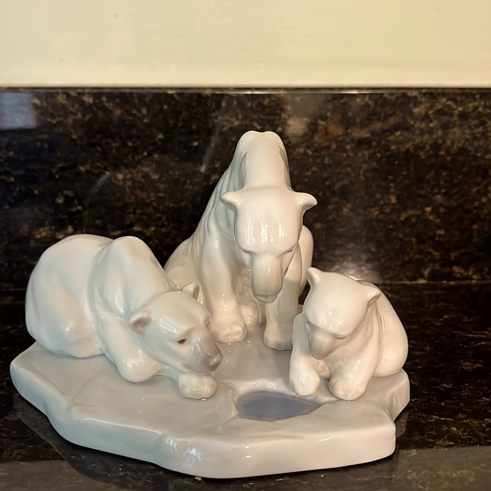 Llardro Retired “Bearly Love” Figurine